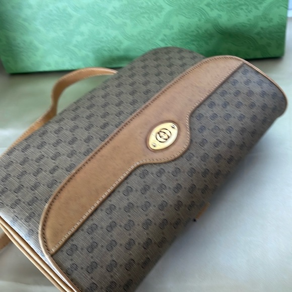 Authentic Gucci Leather Crossbody/Shoulder Bag. - Picture 5 of 15